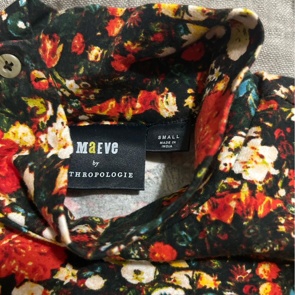 Mock neck, button details on shoulder